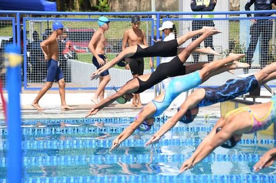 217 atletas iniciaron competición de natación en los Juegos Comunales