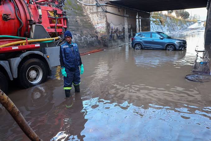 Aluvión en Santiago de Chile deja seis heridos y daños en infraestructura