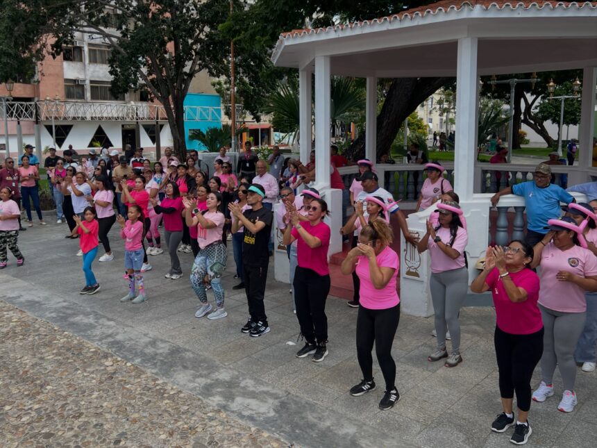 En Apure, la Gobernación conmemoró el Mes Rosa con una bailoterapia y charlas de prevención contra el cáncer de mama en San Fernando.