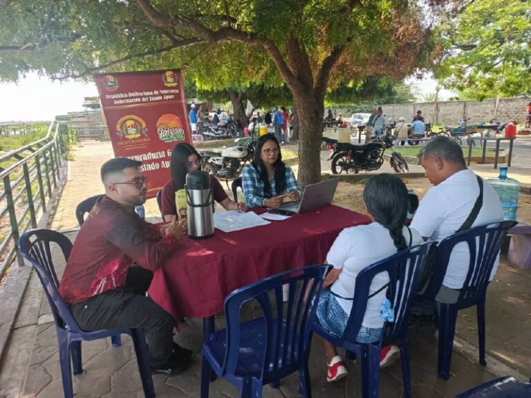 En Apure, la Procuraduría brindó asesoramiento jurídico gratuito al sector pesquero durante una jornada de atención social en San Fernando.