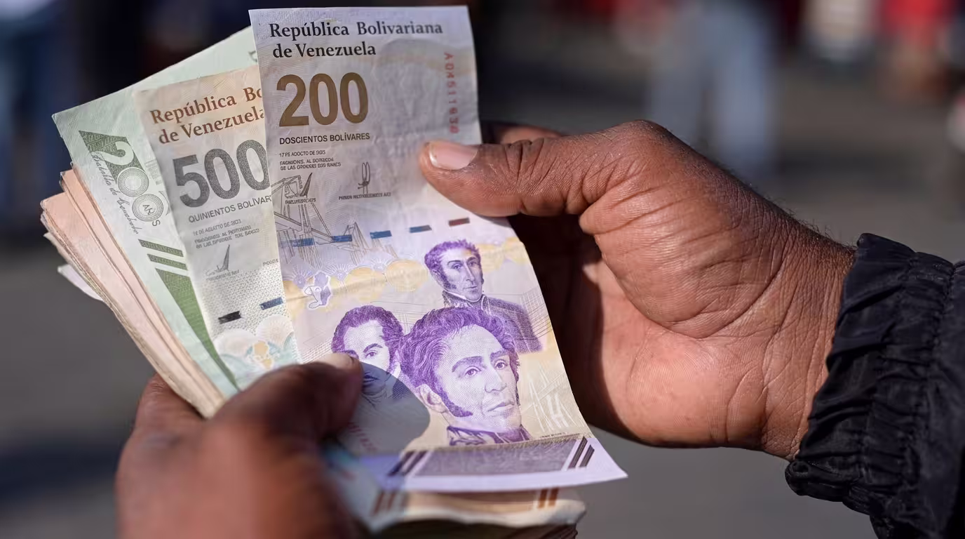 Hinterlaces: 69% de los venezolanos prefiere fortalecer el Bolívar