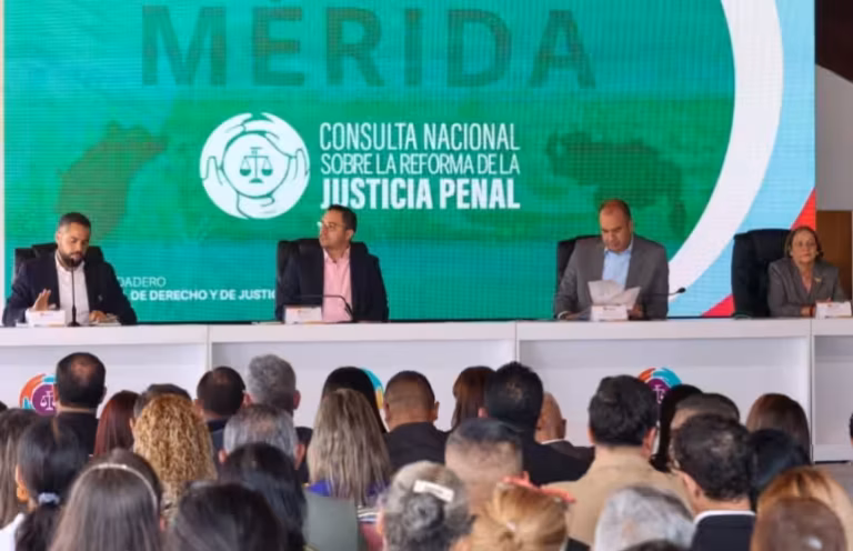 Fiscal Larry Devoe inspecciona sedes en Mérida