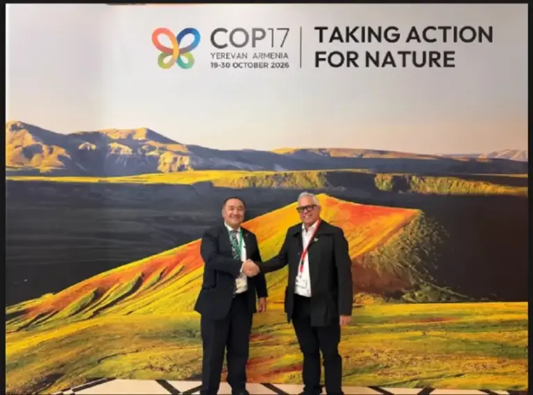 El ministro del Poder Popular para el Ecosocialismo, Nelson Rodríguez, defendió la política ambiental venezolana durante su intervención en el Segmento de Alto Nivel de la COP17 sobre Diversidad Biológica en Armenia. En su discurso, el representante gubernamental denunció los modelos de producción que convierten a la naturaleza en mercancía o en herramientas de presión geopolítica, al tiempo que abogó por un multilateralismo justo e inclusivo. El titular de la cartera ambiental destacó que la nación figura entre los 17 países megadiversos del planeta gracias a su biodiversidad, protegida por la Estrategia Nacional para la Conservación de la Biodiversidad Biológica 2024-2030. Asimismo, resaltó logros específicos como la liberación de más de 12 mil ejemplares del caimán del Orinoco, la preservación de especies amenazadas como el oso frontino y la reforestación de más de 69 mil hectáreas en cuencas hidrográficas. En materia de áreas protegidas, la delegación nacional subrayó que las Áreas Bajo Régimen de Administración Especial abarcan el 67,52 % del territorio venezolano. Este porcentaje coloca al país por encima de las metas globales fijadas para el año 2030 en el Marco Mundial de Biodiversidad Kunming-Montreal, de acuerdo con los criterios de la Unión Internacional para la Conservación de la Naturaleza. Finalmente, la representación diplomática solicitó a los países desarrollados el cumplimiento de sus compromisos financieros en relación con el convenio ambiental. A su vez, los voceros venezolanos exigieron la activación inmediata del mecanismo para la distribución de recursos derivados del uso de secuencias de información genética.