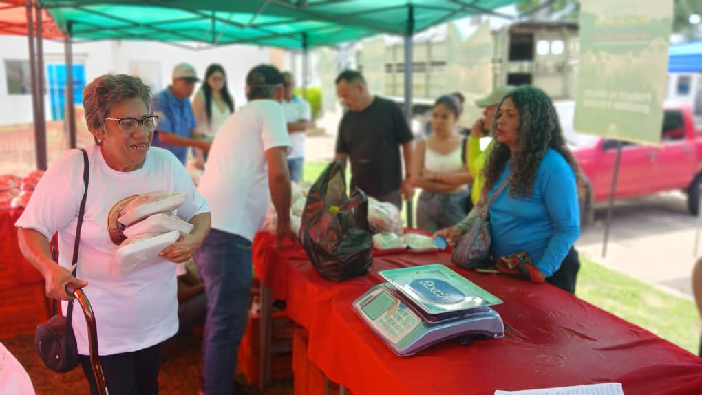 En Carabobo, el despliegue de Bodegas Sacas ofreció alimentos a bajo costo y atención médica a 100 adultos mayores de la parroquia San Blas.