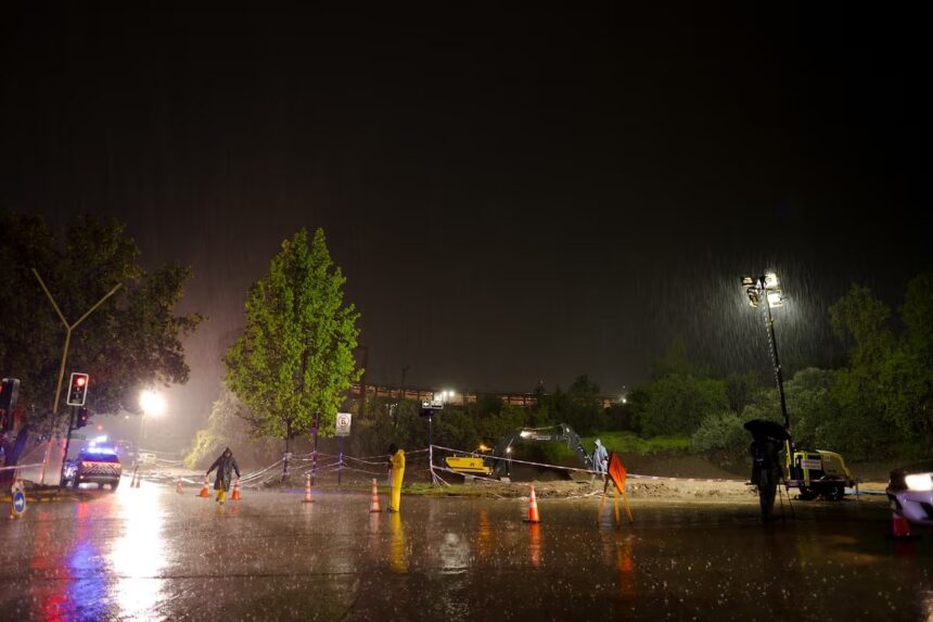 Decretan Alerta Roja en la Región Metropolitana de Chile por tornados y aluviones. Más de 10.000 afectados por cortes de energía eléctrica.