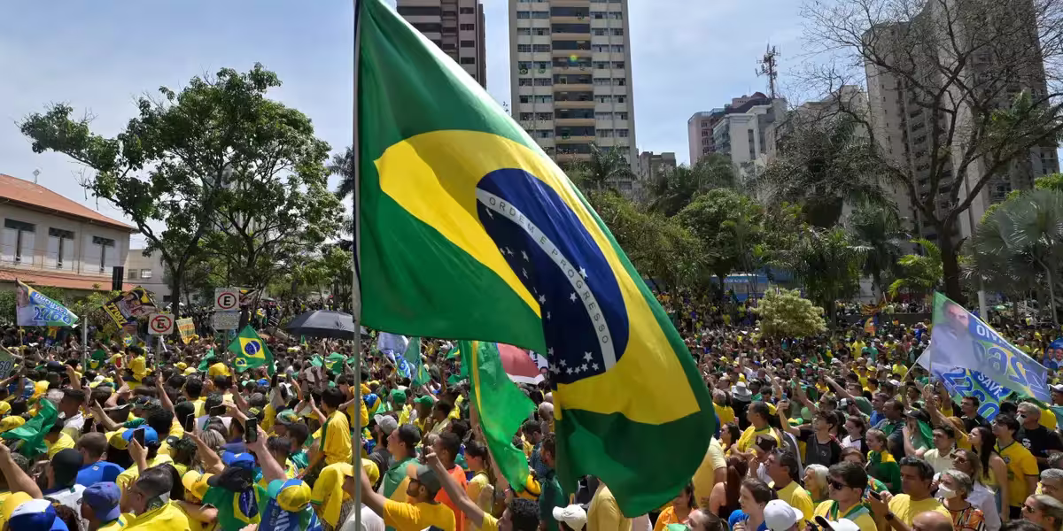 Lula y Flávio Bolsonaro cierran campañas rumbo al balotaje en Brasil