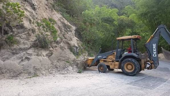 Continúan labores de despeje y remoción de escombros en la carretera de Choroní