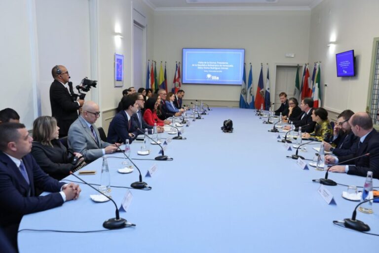 La Presidenta de la República Bolivariana de Venezuela, Delcy Rodríguez, visita la sede de la Organización Internacional Ítalo-Latinoamericana (IILA) en Roma, Italia, donde es recibida por su secretario general, Giorgio Silli, y autoridades del organismo intergubernamental.