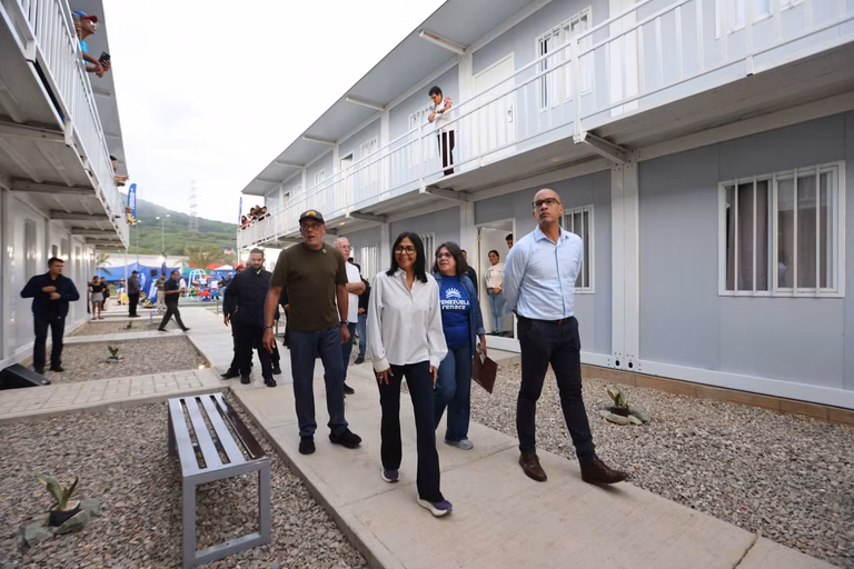 Delcy Rodríguez entrega viviendas en Ciudad Caribia tras sismo