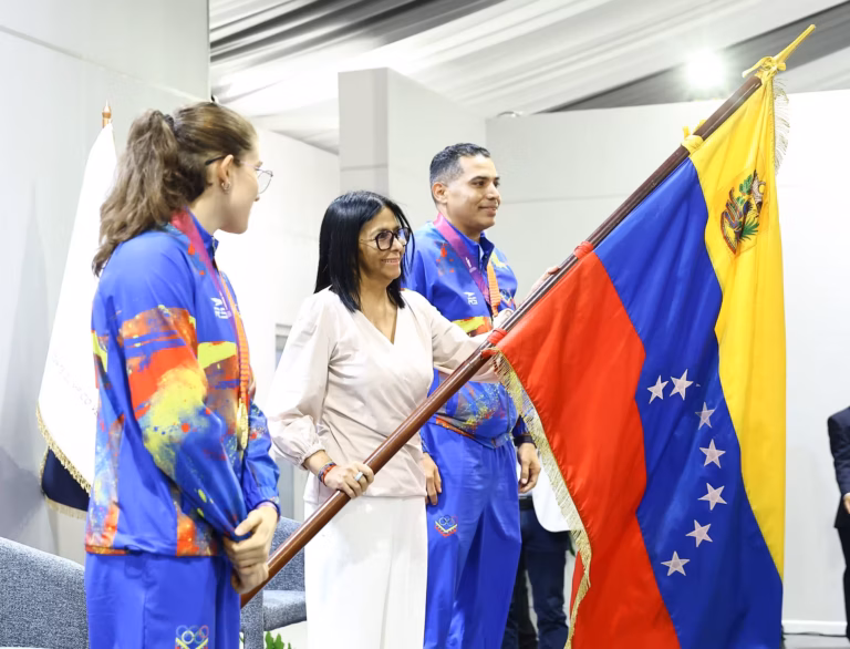 Delcy Rodríguez premia a delegación de Juegos Suramericanos Santa Fe