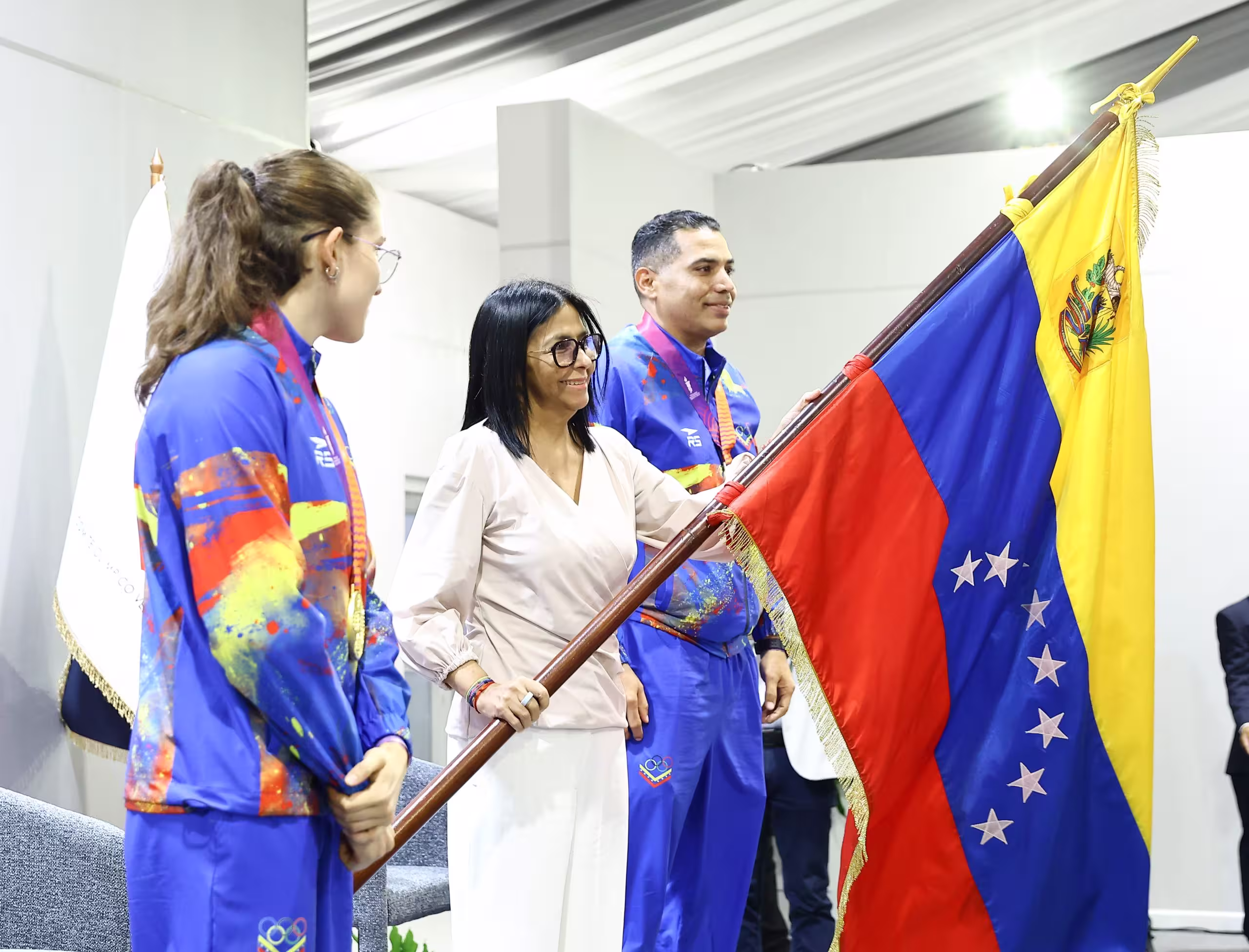 Delcy Rodríguez premia a delegación de Juegos Suramericanos Santa Fe