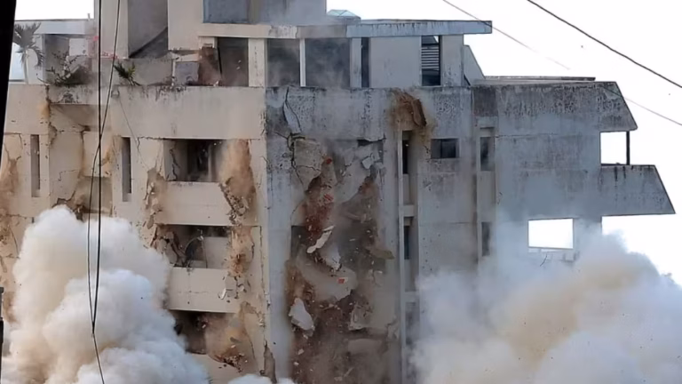 Autoridades acompañaron demolición del duodécimo edificio con etiqueta roja en La Guaira