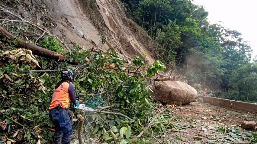 Activan plan de contingencia en la vía Maracay-Choroní por derrumbes