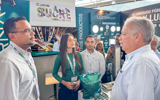 El gobernador del estado Miranda, Elio Serrano, informó que la entidad cuenta a la fecha con un registro cercano a los 60.000 emprendimientos activos. La información fue suministrada por el mandatario regional durante la apertura de la segunda edición de la Expo Sucre Productivo 2026, celebrada en el Centro Comercial Líder, ubicado en Los Dos Caminos, en el municipio Sucre. El encuentro, que reúne del 22 al 24 de octubre a más de 150 pequeños y medianos empresarios, sitúa al municipio Sucre como un eje importante de la economía mirandina, con casi la quinta parte de la población del estado. Serrano resaltó un incremento de 48% en la operatividad industrial regional y ratificó el compromiso de la Gobernación de mantener políticas de protección al sector mediante el programa de las 4F, enfocado en la formación, formalización, financiamiento y proyección comercial de los nuevos negocios. La dinámica productiva de la zona no solo abarca el comercio urbano sino también la producción agropecuaria de ganado porcino y ovino, junto al cultivo de rubros agrícolas como el café y el cacao. Sobre este impacto, el alcalde del municipio Sucre, Diógenes Lara, exhortó a la comunidad a respaldar la oferta local, mientras que productores como Daniel Sanmartín, de Café Sauce, y Marlin Yépez, de Cacaos del Valle, señalaron que estas vitrinas comerciales resultan indispensables para escalar la presencia de sus marcas tanto en el mercado nacional como internacional.