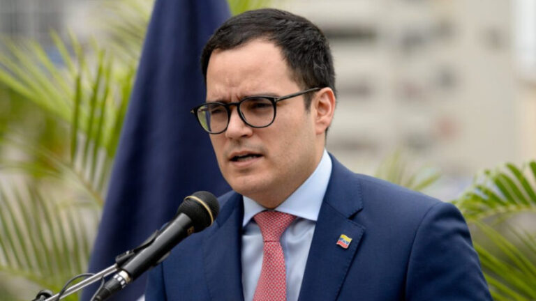 El vicepresidente de Economía de Venezuela, Calixto Ortega, expuso en Bangkok la hoja de ruta económica de la nación fundamentada en las industrias extractivas de hidrocarburos y minería para impulsar el financiamiento del aparato productivo nacional, informó la agencia de noticias EFE. Durante su intervención en las reuniones del Fondo Monetario Internacional (FMI) y del Banco Mundial, el representante venezolano precisó que la estrategia contempla destinar el incremento de los ingresos fiscales hacia sectores prioritarios como los servicios de agua y electricidad, además del reimpulso del bolívar para abarcar progresivamente la totalidad de las transacciones locales. Asimismo, la representación venezolana abordó las gestiones dirigidas a la reconexión con el sistema financiero internacional y la atención a la deuda pública, en un contexto donde estimaciones del FMI proyectan un crecimiento del Producto Interno Bruto (PIB) nacional de 5% para este año y de 7% para 2027.