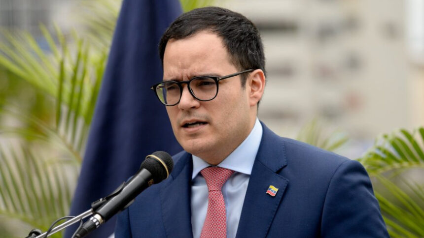 El vicepresidente de Economía de Venezuela, Calixto Ortega, expuso en Bangkok la hoja de ruta económica de la nación fundamentada en las industrias extractivas de hidrocarburos y minería para impulsar el financiamiento del aparato productivo nacional, informó la agencia de noticias EFE. Durante su intervención en las reuniones del Fondo Monetario Internacional (FMI) y del Banco Mundial, el representante venezolano precisó que la estrategia contempla destinar el incremento de los ingresos fiscales hacia sectores prioritarios como los servicios de agua y electricidad, además del reimpulso del bolívar para abarcar progresivamente la totalidad de las transacciones locales. Asimismo, la representación venezolana abordó las gestiones dirigidas a la reconexión con el sistema financiero internacional y la atención a la deuda pública, en un contexto donde estimaciones del FMI proyectan un crecimiento del Producto Interno Bruto (PIB) nacional de 5% para este año y de 7% para 2027.
