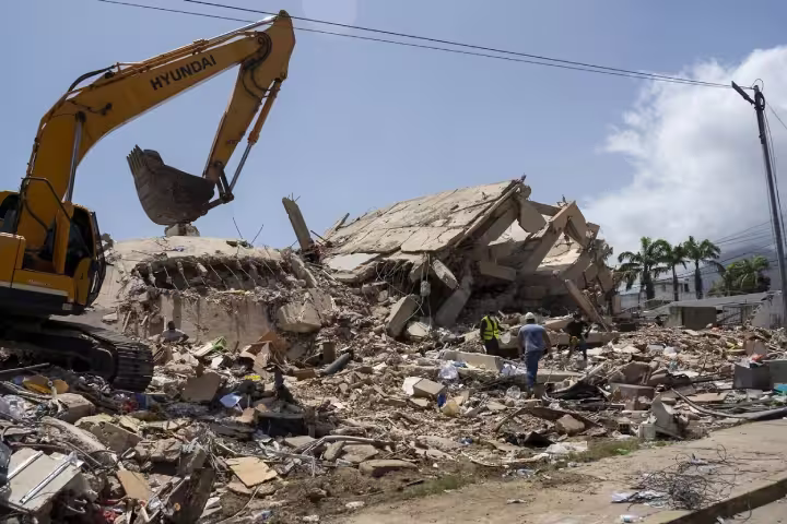 Un millón 200 mil toneladas de escombros se han recolectado en La Guaira