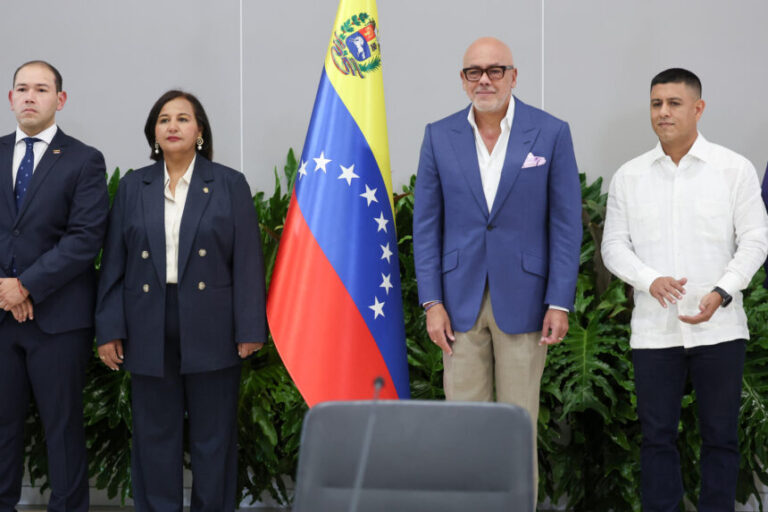 Estados Unidos afirmó que respalda los acuerdos tras el tercer ciclo de diálogo entre el Gobierno nacional y un grupo de exdiputados de la asamblea electa en 2015, con avances en materia institucional, legislativa y de participación política. En un comunicado de prensa, el Departamento de Estado destacó los acuerdos para revisar diversos instrumentos legales, entre ellos la Ley contra el Odio, en el marco de los temas legislativos abordados por ambas delegaciones. El documento también hizo referencia al proceso de renovación del Tribunal Supremo de Justicia (TSJ), que contempla la selección de 32 magistrados, y a los acuerdos vinculados con el acceso a más de 70 sitios web. Asimismo, el texto resaltó las gestiones para la recuperación de las reservas de oro venezolanas depositadas en el Banco de Inglaterra para que sean destinados a atender a la población afectada por los dos terremotos del 24 de junio y contribuir a la recuperación de los servicios públicos. La mesa de diálogo está liderada por el jefe de la delegación del Gobierno y presidente de la Asamblea Nacional (AN), Jorge Rodríguez, y en representación del parlamento 2015, la exdiputada Dinorah Figuera.