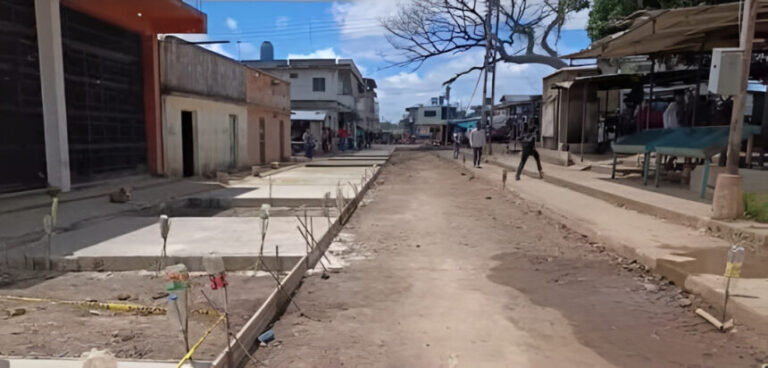 En Apure, avanzan los trabajos de vialidad en la parroquia Peñalver con la construcción de 300 metros de losas de concreto junto a las comunidades.