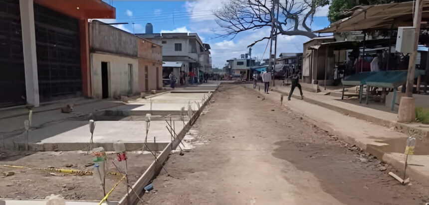 En Apure, avanzan los trabajos de vialidad en la parroquia Peñalver con la construcción de 300 metros de losas de concreto junto a las comunidades.