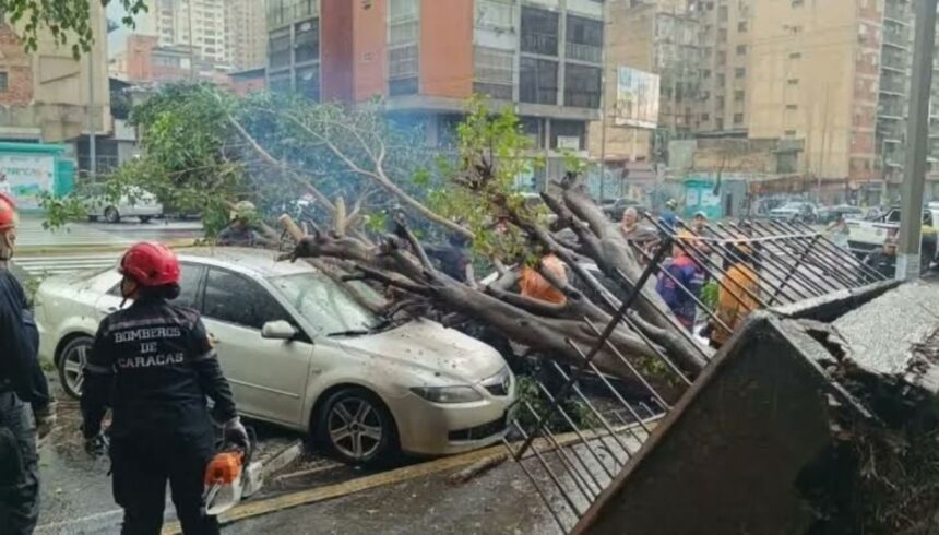 Lluvias en Caracas provocan colapso de dos viviendas en San Agustín