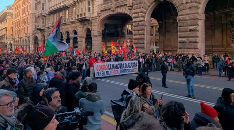 Hasta 100.000 personas salieron a marchar este viernes por el centro de Roma, Italia, para protestar contra el aumento de los precios y el gasto militar del Gobierno, informó la agencia TASS. La manifestación, organizada por la Unión Sindical de Base (USB) junto a estudiantes y profesores, recorrió el tramo entre la estación de Termini y el Coliseo. Aunque la marcha interrumpió el tránsito vehicular, el servicio de metro funcionó con normalidad. Bajo el lema “Dinero para la escuela, no para la guerra”, exigieron destinar el presupuesto de armas a la educación y los servicios sociales, expresando rechazo a las políticas de la primera ministra Giorgia Meloni. “He venido a la manifestación porque comparto sus objetivos. Los estudiantes también tienen el mismo derecho a protestar”, comentó una profesora, reseñó el medio. La jornada se extendió a otras ciudades como Turín, Nápoles y Milán, e incluyó bloqueos parciales en los puertos clave de Génova, Livorno y Nápoles.