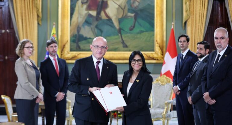 Delcy Rodríguez recibe cartas credenciales del embajador de Suiza