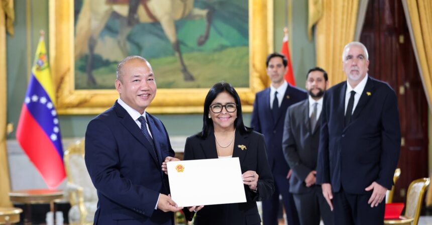 Delcy Rodríguez recibe cartas credenciales del embajador de Vietnam