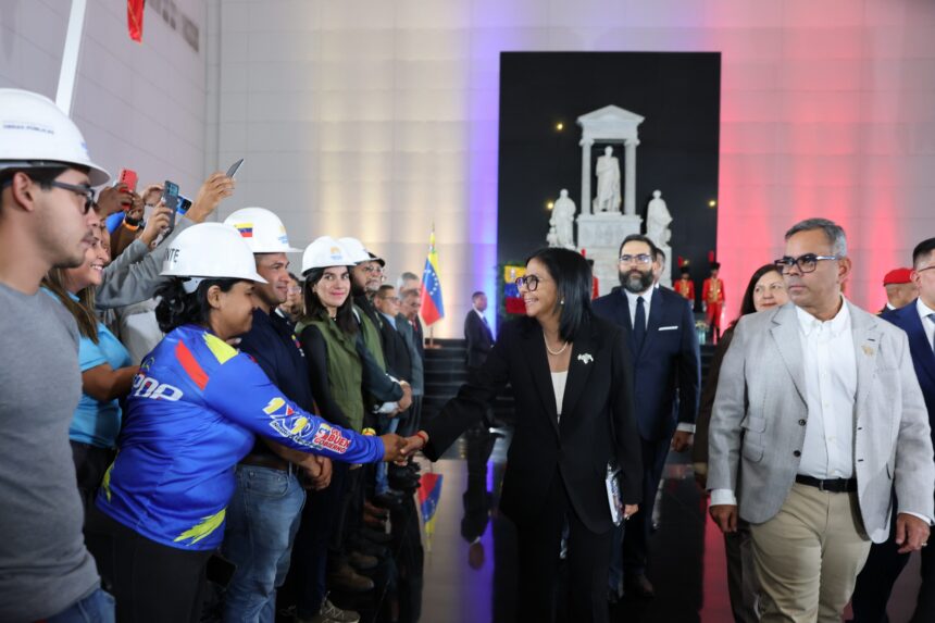 Delcy Rodríguez conmemora 150 años del traslado de los restos de Bolívar al Panteón Nacional