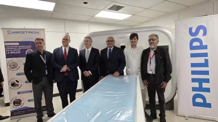 Visitan áreas repotenciadas con moderna tecnología médica en el Hospital Vargas
