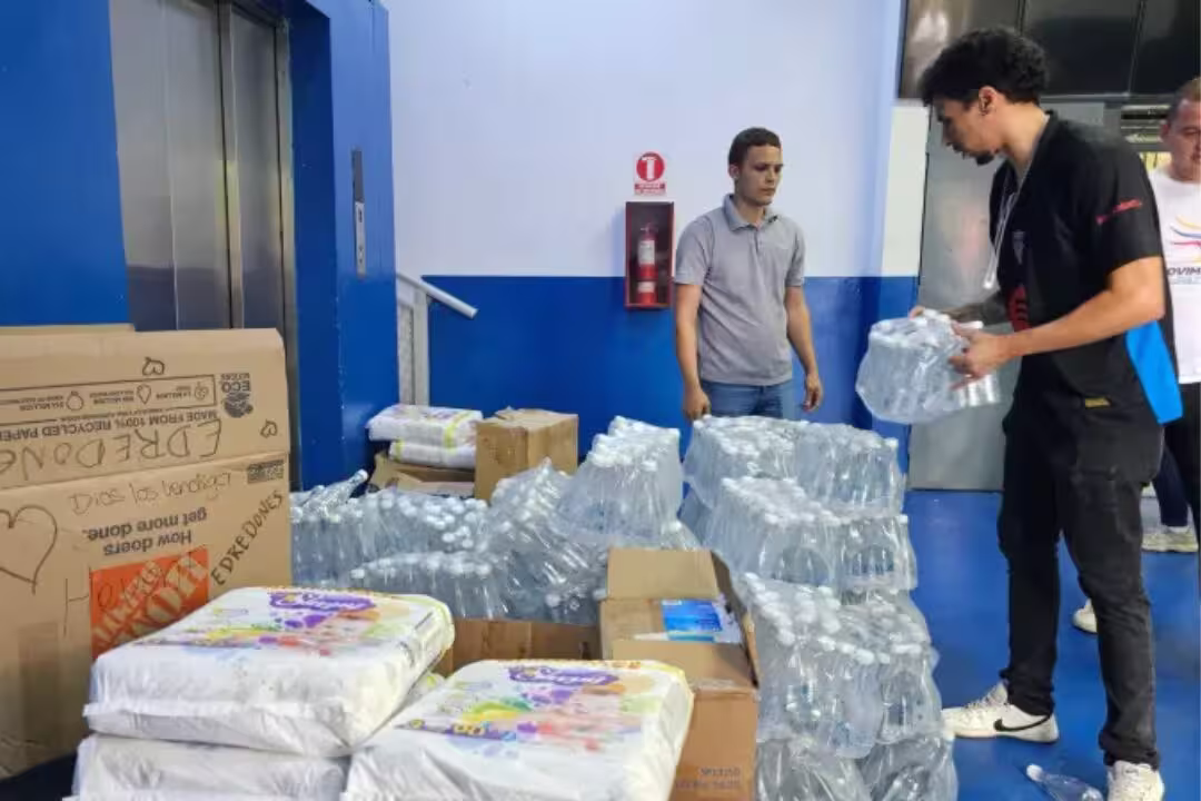 Despliegan operativo para abastecer con insumos integrales a 17 campamentos transitorios de la capital