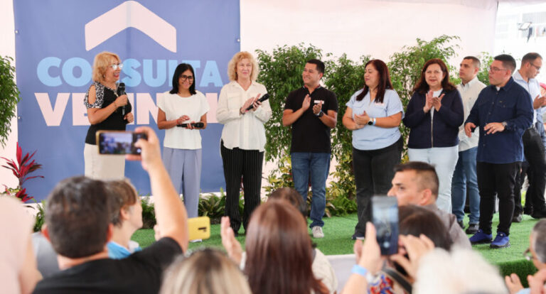 Presidenta Rodríguez lidera asamblea con juntas de condominio