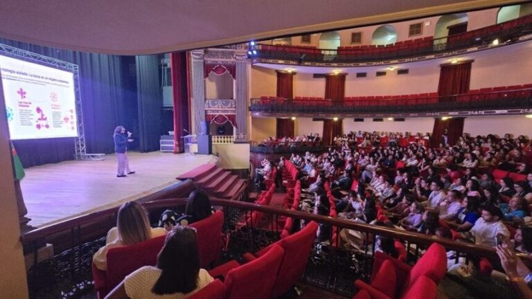 Conoce los detalles de la Segunda Jornada Científico-Odontológica Valencia Saludable en el Teatro Municipal, un evento que reunió a 400 profesionales del sector.