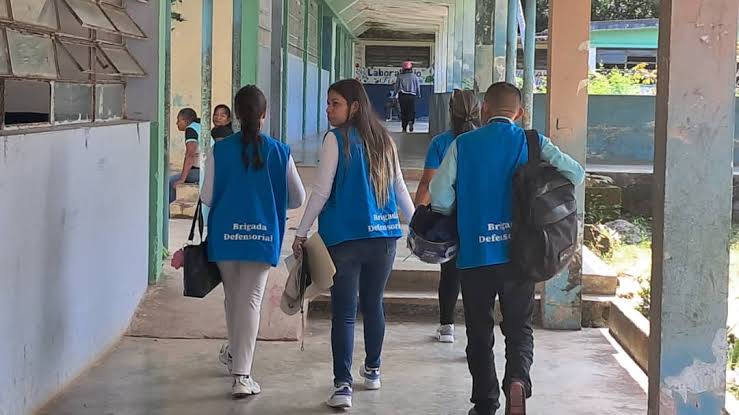 La Defensoría del Pueblo recorrió 689 instituciones educativas públicas y privadas de Venezuela durante el inicio del año escolar 2026-2027, con visitas a planteles de 76 municipios del país. La institución informó que las jornadas incluyeron la revisión de las condiciones de la infraestructura escolar, especialmente en los centros afectados por los sismos del 24 de junio, así como la disponibilidad de los servicios públicos y el funcionamiento del Programa de Alimentación Escolar. Del total de centros visitados, 368 corresponden a escuelas básicas, 107 a instituciones de educación inicial, 86 a centros de educación media, 52 a universidades, 44 a complejos educativos, 22 a escuelas técnicas y 10 a planteles de educación especial. Trujillo concentró la mayor cantidad de visitas, con 155 instituciones, seguido de Portuguesa, con 63; Zulia, con 52; Cojedes, con 48; y Lara, con 47. Tras las inspecciones, la Defensoría emitió recomendaciones a los centros educativos y promovió la instalación de mesas de trabajo. La institución enmarcó estas acciones en el cumplimiento de los artículos 102 y 103 de la Constitución, que reconocen el derecho a la educación.