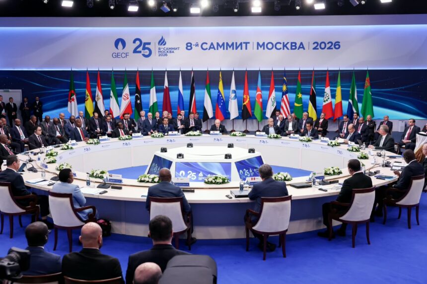 La exclusión de Rusia del mercado internacional del gas es un grave error que pagan otros pueblos del mundo, expresó la presidenta de la República, Delcy Rodríguez, este martes, durante su intervención ante la VIII Cumbre del Foro de Países Exportadores de Gas (GECF). "Pretender excluir, por ejemplo, a Rusia de la fórmula gasífera internacional ha demostrado ser un grave error que hoy pagan pueblos del mundo", precisó la mandataria en un mensaje dirigido a la plenaria del foro, que se celebra en Moscú. Rodríguez sostuvo que la estabilidad energética requiere paz y respeto al derecho internacional, por lo que, ante el actual escenario y los complejos desafíos geopolíticos, convocó a fortalecer el diálogo y la cooperación en la industria. "La paz y el respeto estricto al derecho internacional son condiciones indispensables para la estabilidad energética mundial", recalcó la jefa de Estado, quien destacó el liderazgo del presidente ruso, Vladímir Putin. En total, 12 países son miembros plenos de la GECF y otros ocho observadores. El foro concentra el 71 % de las reservas probadas y el 40 % de la producción, que lo consolida “como un núcleo de la gobernanza gasífera mundial”, puntualizó la presidenta. “Somos, por definición y vocación, garantes indispensables de la estabilidad y de la seguridad energética de la humanidad”, subrayó.
