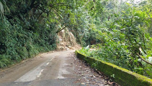 Lluvias provocan derrumbes y cierre preventivo de la carretera a Choroní