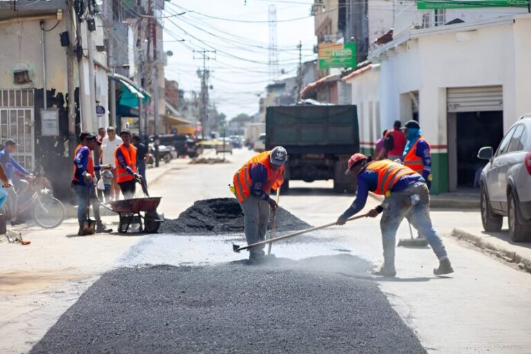 Se aplicaron más de 500 toneladas de asfalto en el municipio Guacara durante el mes de septiembre para mejorar la vialidad.