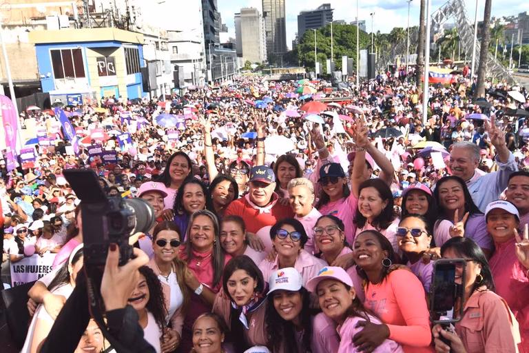 Mujeres marchan por el Mes Rosa en Caracas