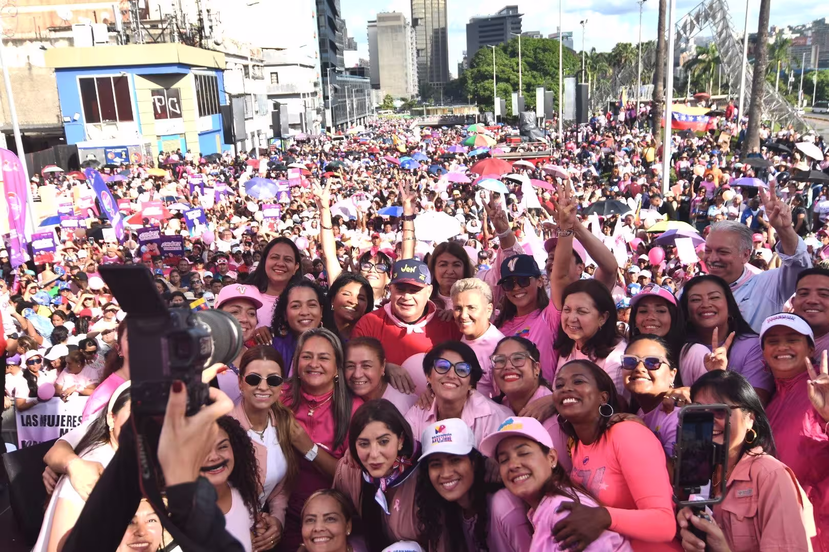 Mujeres marchan por el Mes Rosa en Caracas