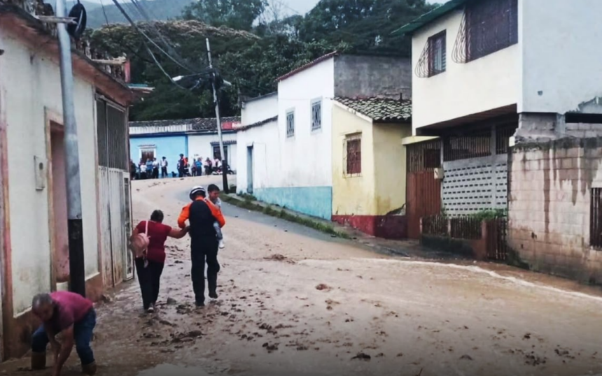 Municipalidad de Sucre atiende siete puntos viales afectados por derrumbes en estado Mérida