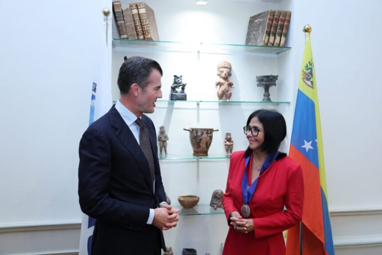 a presidenta de la República Bolivariana de Venezuela, Delcy Rodríguez, fue condecorada este martes en la sede de la Organización Internacional Ítalo-Latinoamericana (IILA)