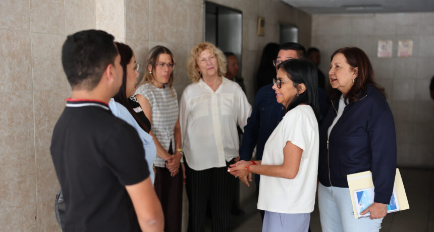 Presidenta Delcy Rodríguez encabeza asamblea con juntas de condominio en Caracas