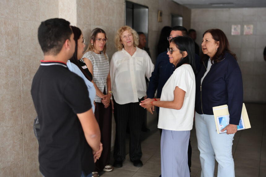 Presidenta Delcy Rodríguez encabeza asamblea con juntas de condominio en Caracas