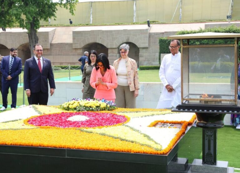 La presidenta Delcy Rodríguez rinde homenaje a Mahatma Gandhi en el 157.º aniversario de su natalicio, destacando sus principios de paz y no violencia.