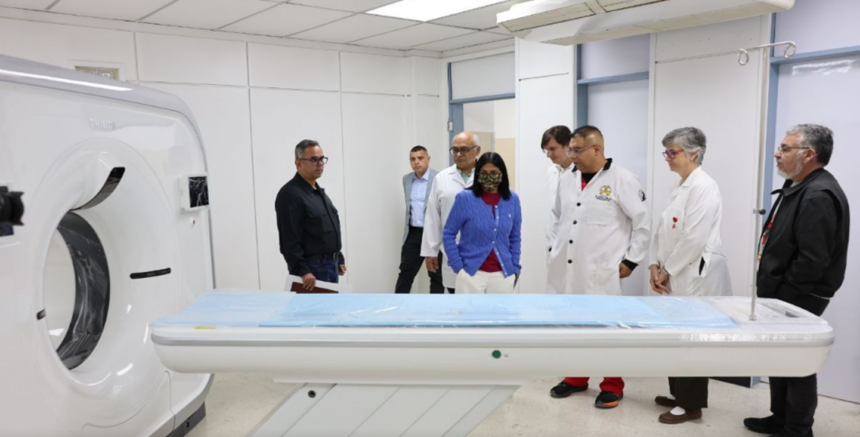 Presidenta Rodríguez constata trabajos de impermeabilización en hospital Vargas