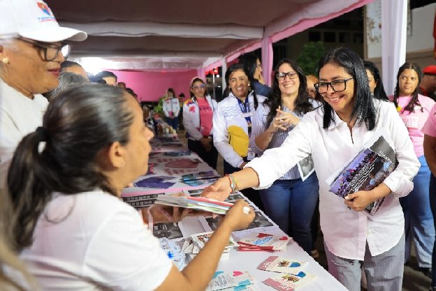 La presidenta de la República, Delcy Rodríguez, envió un mensaje de reconocimiento a las mujeres del país, destacando su papel protagónico en la construcción del futuro nacional y el fortalecimiento del bienestar social, en el marco de la conmemoración del tercer aniversario de la Gran Misión Venezuela Mujer (GMVM).