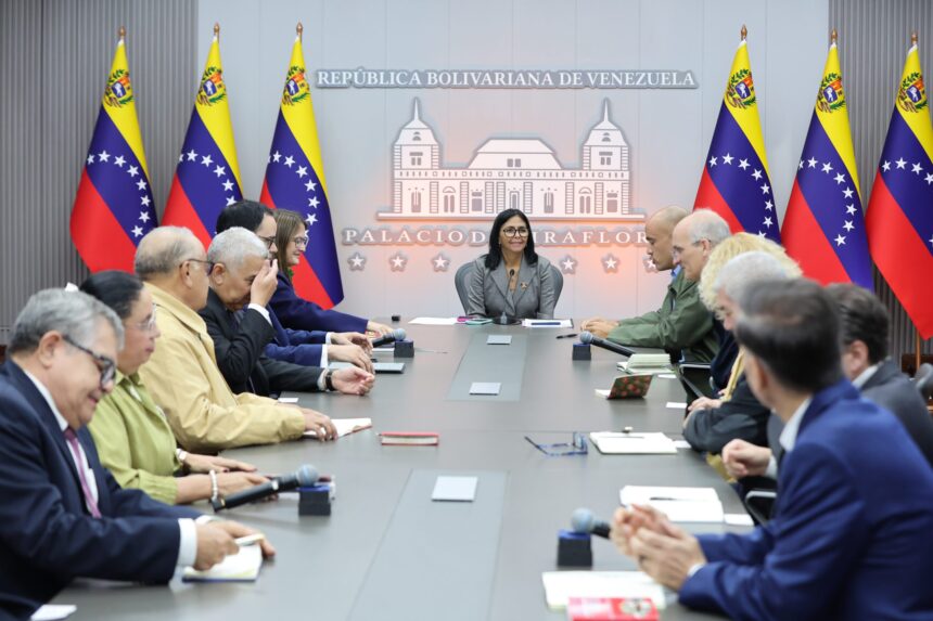 La presidenta Delcy Rodríguez encabeza reunión con empresarios y centrales de trabajadores para impulsar los consensos laborales en el país.