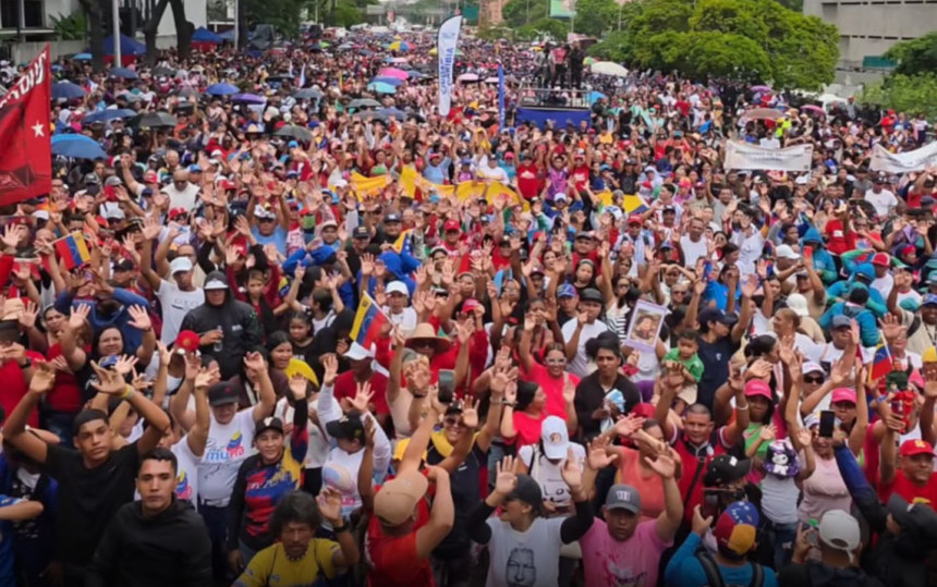 Pueblo marchó en Caracas bajo la lluvia para conmemorar 14 años de la victoria de Chávez
