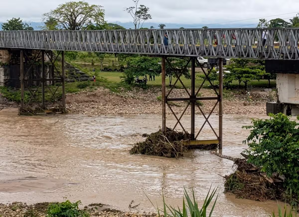 Ministerio de Transporte suspende el tránsito por el Puente Burgua tras el colapso de sus pilas estructurales