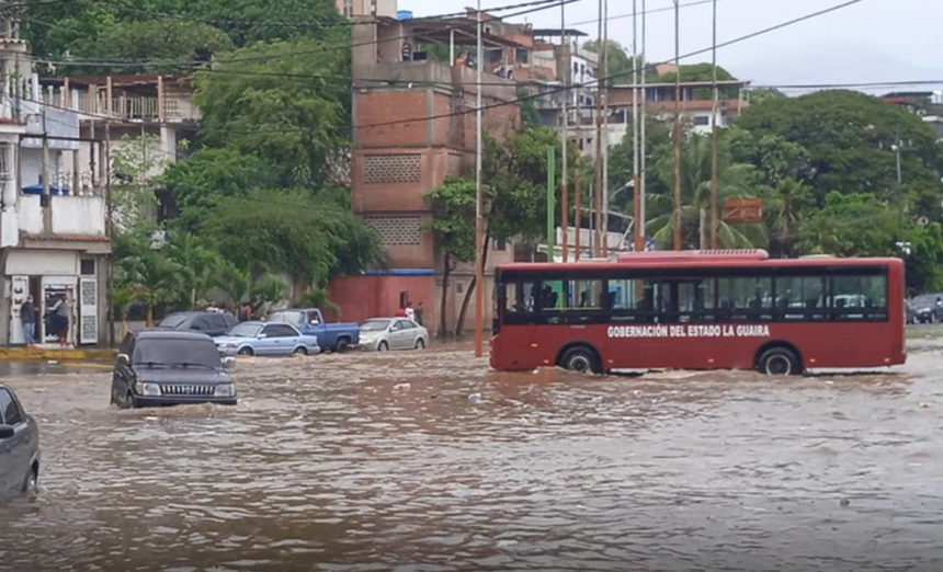 Región central del país sufre afectaciones por paso de onda tropical N°55